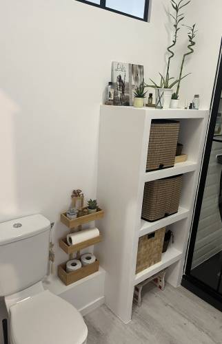 Salle de bain après rénovation WC et rangement 