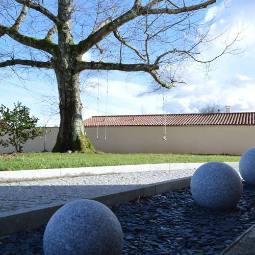 Boules en grès dans un jardin d'une maison résidentiel 