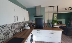 Cuisine rénovée à Bruz avec plan de travail spacieux