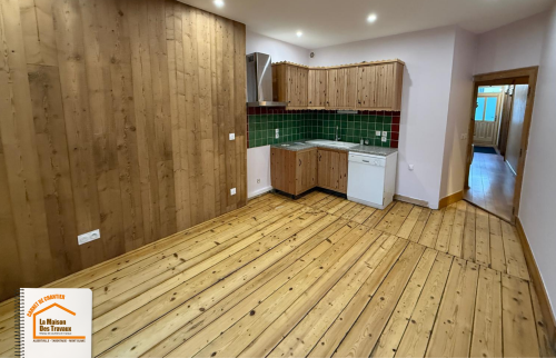 rénovation parquet Beaufort, parquet bois massif rénovation, rénovation intérieure Savoie, restauration parquet ancien, rénovation logement Savoie, courtier en travaux