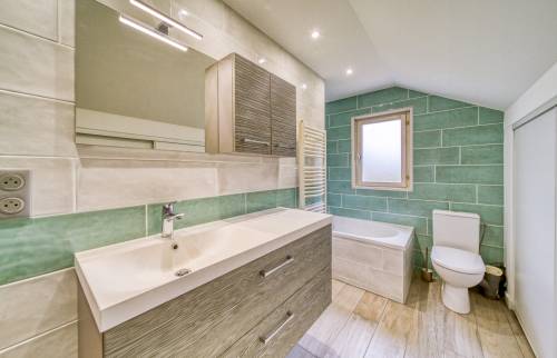 la grande salle-de-bain de l'étage