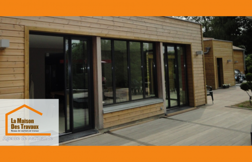 Agrandissement de maison en bois à Marmande, avec terrasse et grandes ouvertures pour un espace convivial et fonctionnel.