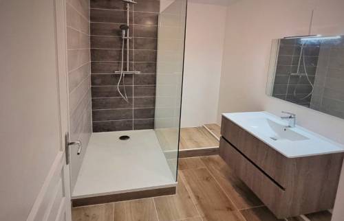 Salle de bain rénovée avec douche à l'italienne