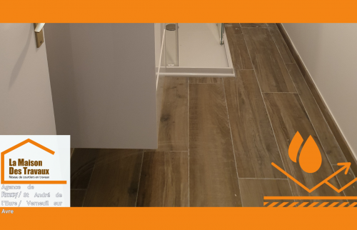 Modernisation d’une salle de bain près de Verneuil sur Avre grâce à un carrelage imitation bois posé avec soin.