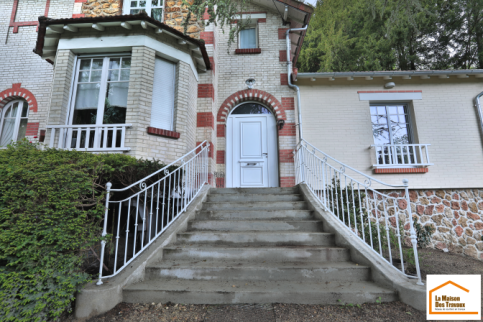 Grand escalier avec ferronneries et nouvelle porte d'entrée (Brunoy 91800)