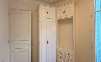 Placard sur mesure et porte d'origine rafraîchie