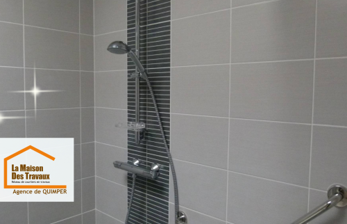 Colonne de douche élégante avec robinetterie chrome et bande verticale contrastante pour une finition design.