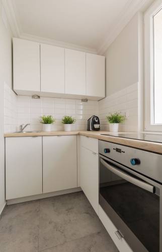 Vue depuis porte cuisine nouvel aménagement après rénovation de cuisine appartement Douarnenez (29100)