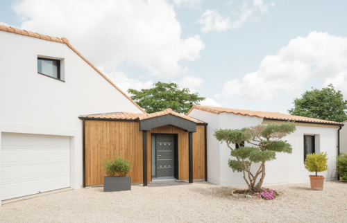 Modifications extérieures en façades à Haute-Goulaine - changement de la porte d'entrée et création d'une entrée avec bardage bois et auvent