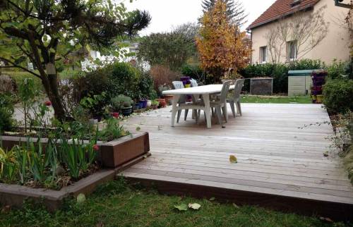Terrasse bois exotique et bac à fleurs massif à Brunstatt