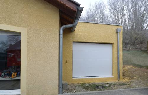 Garage terminé avec porte sectionnelle et enduit assorti