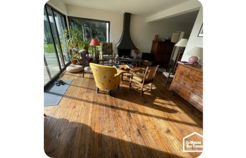 Parquet en bois avec cheminée