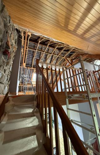 Rénovation de maison près de Vigneux-de-Bretagne : isolation sous toiture, VMC, PAC air/air et peinture pour un meilleur confort toit avant