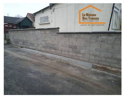 Travaux de rénovation d'un mur en parpaing