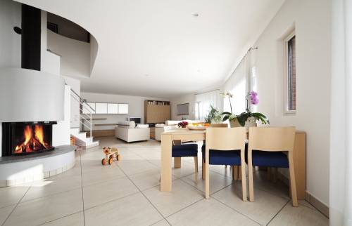 Fin de travaux d'une cheminée dans un salon 