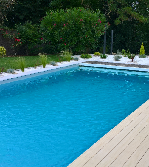 Construction d’une piscine avec belle terrasse en bois