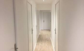 Couloir tout en longueur et parquet stratifié