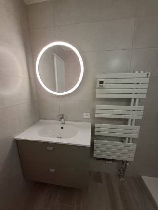  Rénovation de salle de bain avec meuble vasque et radiateur sèche-serviettes - Meximieux 01800