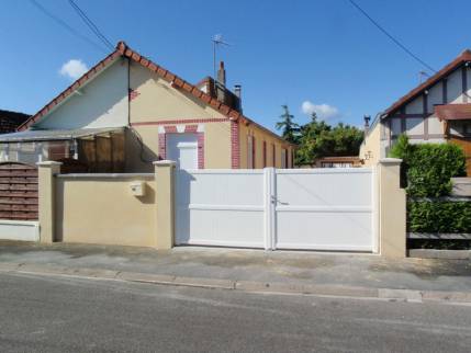 Rénovation extérieure avec pose de portail battant PVC et construction de clôture maçonnée - Coubert 77170