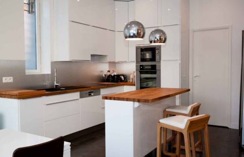 Une cuisine lumineuse au look très contemporain réalisée par des artisans de La Maison Des Travaux Boulogne-Saint Cloud