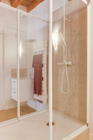 Réhabilitation complète d’un plateau de 60 m² pour le transformer en appartement destiné à la location meublée à Lyon, quartier Saint Paul