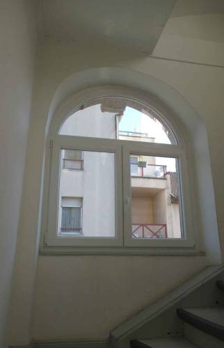 Changement des fenêtres de la cage d'escalier à Saint-Louis