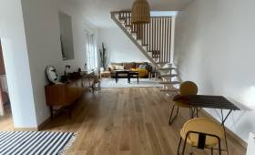 Salon et escalier après rénovation (Caen 14000)