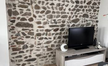 Rénovation de maison ancienne avec salon rénové et installation poêle à bois - Glun 07300