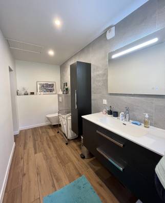 Le meuble vasque et son meuble d'appoint assorti