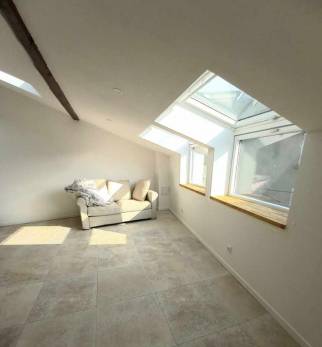 Une belle pièce lumineuse