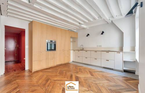 cuisine-lineaire_rangements-integres_boiserie_four-encastre.