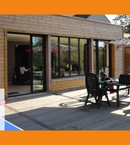 Extension bois moderne avec baies vitrées à Marmande, un nouvel espace lumineux et chaleureux pour toute la famille.