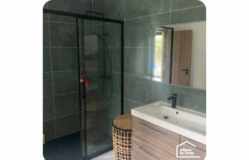 Mettre une paroi de douche 