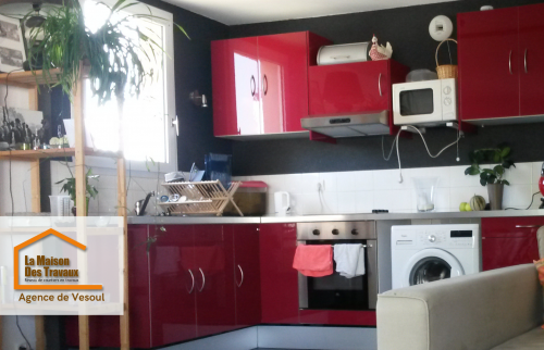 🔨 Rénovation complète d’un intérieur : préparation des murs, pose d’un parquet isolant et aménagement d’une cuisine rouge.