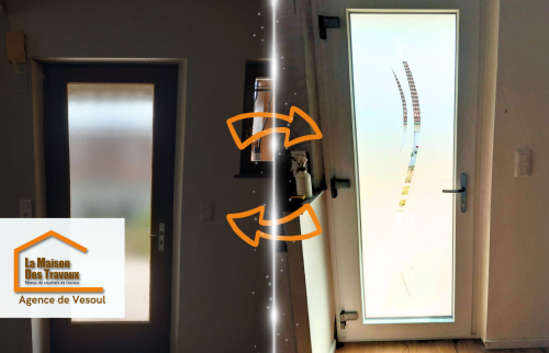 Remplacement d’une ancienne porte en bois par une porte PVC blanche moderne et lumineuse, posée avec soin pour une finition parfaite.