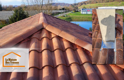 Détails de la toiture autour de la cheminée – Un travail méticuleux pour garantir une finition soignée et éviter toute infiltration d’eau.