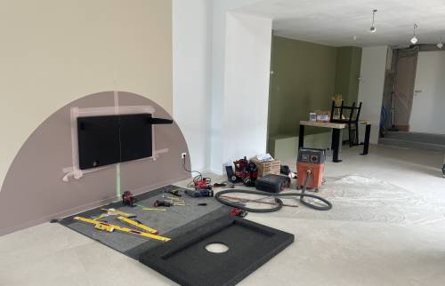Installation de la cheminée murale après les travaux de peinture et de finitions intérieures.
