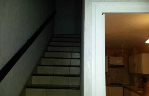 Escalier avant les travaux : sombre et exigu