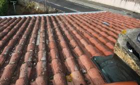 Une toiture abîmée par le temps