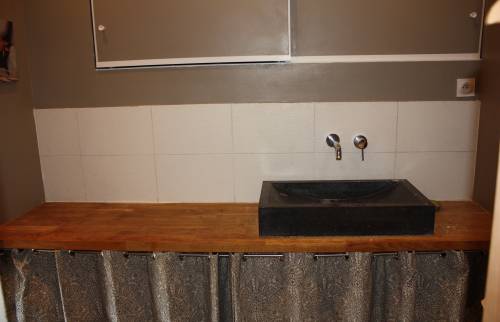 Plan de travail et vasque en matière brute, atout charme et naturel