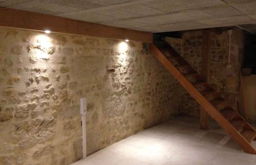 Escalier meunier pour accéder à la cave à Saintes