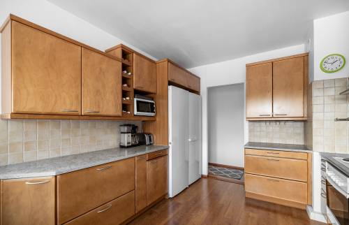 Façades bois côté cuisine en U avec revêtement de sol stratifié bois assorti teinte façades - Châteaulin (29150)