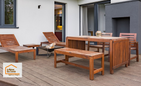 Terrasse moderne réalisée entre Brax et Agen avec revêtement composite, espace repas et coin détente pour profiter pleinement des beaux jours.
