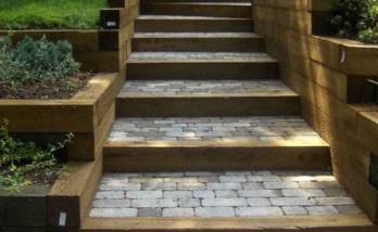 Escalier extérieur pierres bordures bois - Biarritz - 