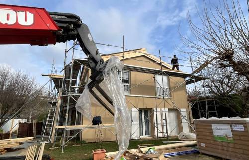 Mise en œuvre de l’isolation de toiture par l’extérieur avec panneaux en laine de bois.