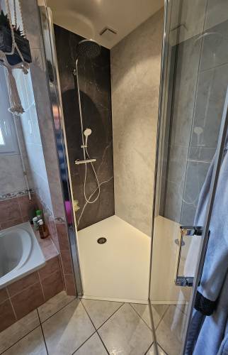 Vue d 'ensemble de la douche porte fermée 