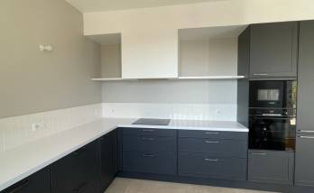 Cuisine aménagée bleu marine 