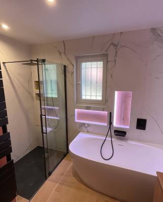 Douche à l'italienne, carrelage marbre, baignoire îlot à Riedisheim