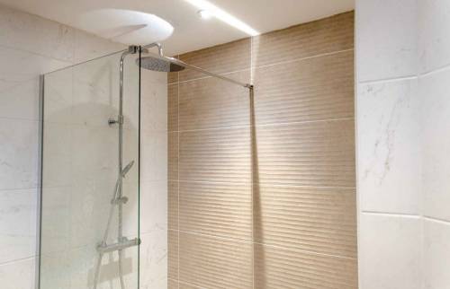 Douche avec colonne de douche et douchette