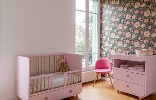 Chambre d'enfant en bas âge décorée de rose et de fleurs à Paris 8e